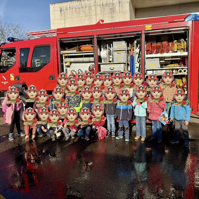 die Klassen 2a und 2b zu besuch in der Feuerwehr