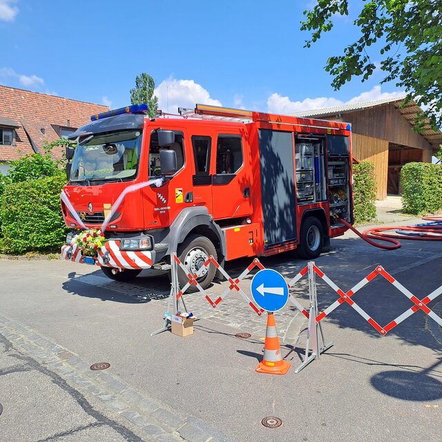 HLF ecke Chillmatten / Kirchgasse, geschmückt für eine Hochzeit
