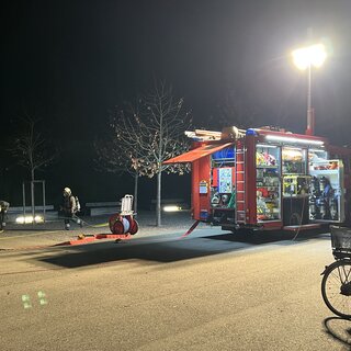 HLF bei Nacht auf dem Dorfplatz